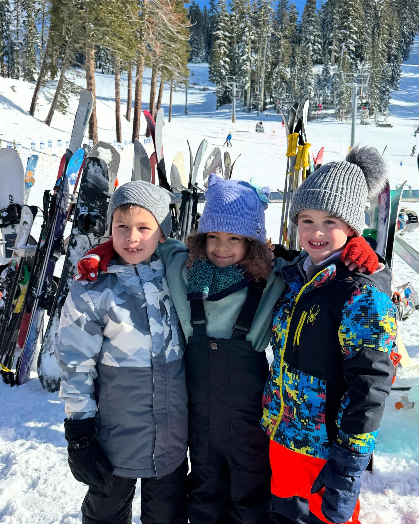 ⛷️Семьи SFPA, которые отправились в лыжную поездку в Медвежью долину, поделились с нами своими фотографиями. 

💛Очень приятно видеть счастливые лица наших учеников и их родителей, наслаждающихся активным отдыхом! Мы знаем...