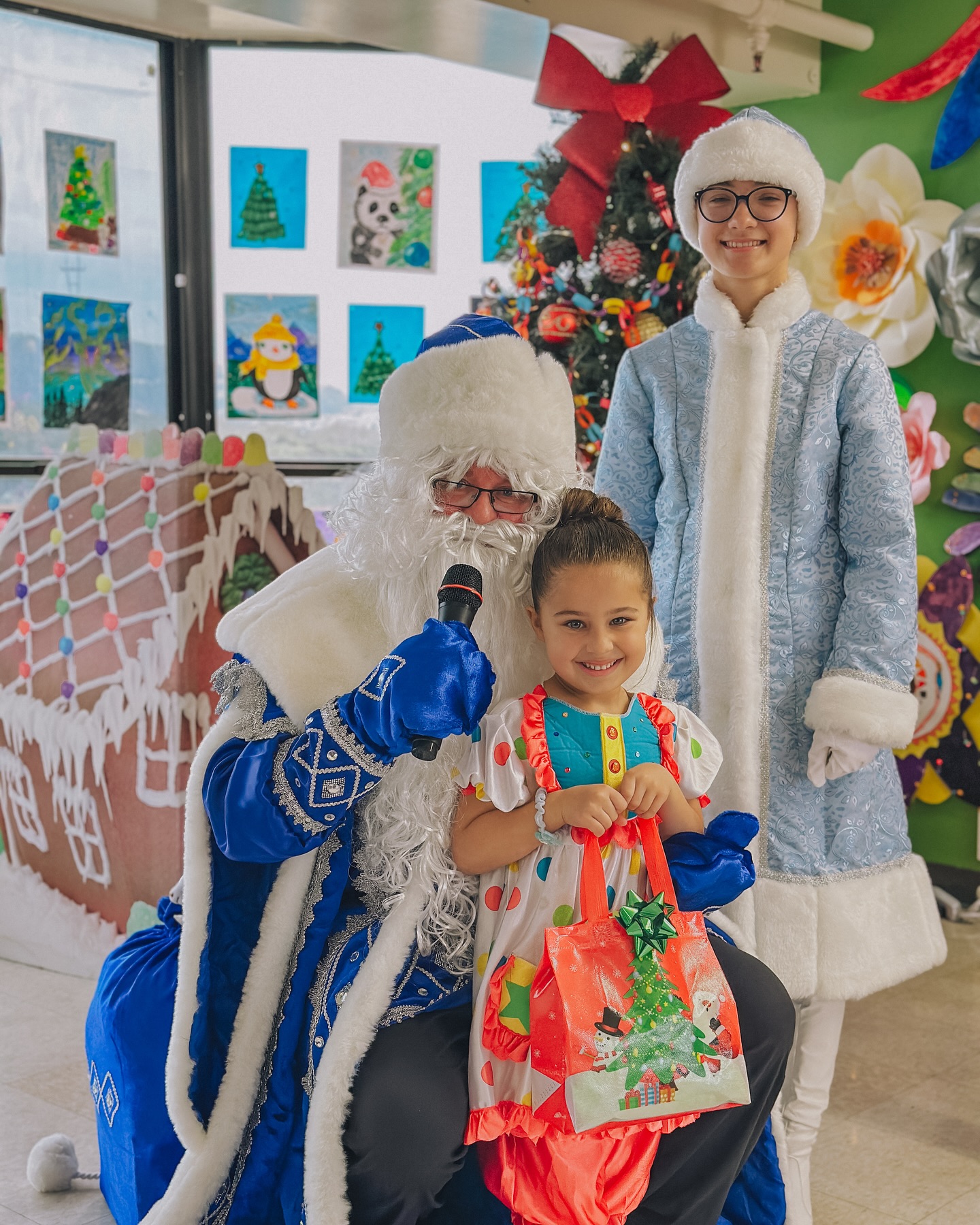 🎅Why is Ded Moroz surrounded by a blooming meadow instead of snowy drifts? Because Neznaika and his friends persuaded the wizard to visit the Flower Town! 🌸

Songs, dances, poems, and gift-giving—that...